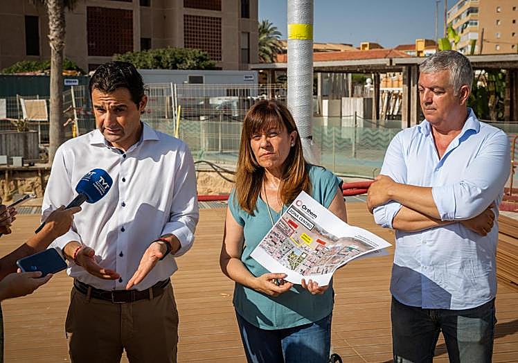 El alcalde, Eduardo Dolón, la edil de Gestión Urbanística, Sandra Sánchez (con los planos de la obra en la mano) y el edil de Playas, Antonio Vidal.