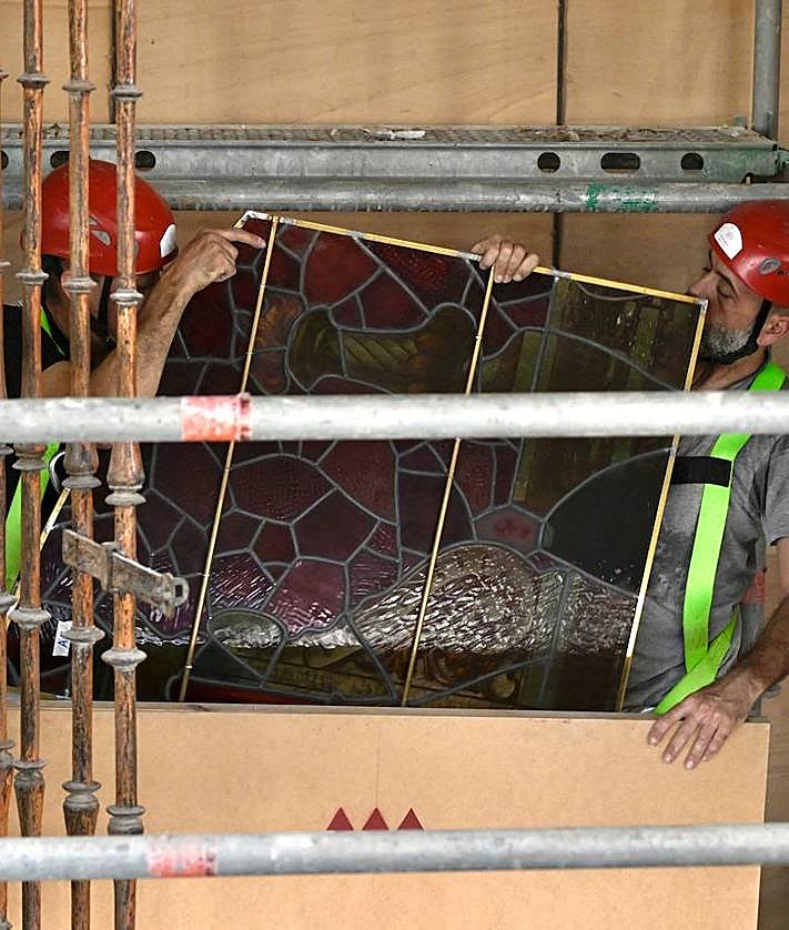 Imagen secundaria 2 - Las vidrieras vuelven como nuevas a la Catedral de Murcia: «La calima las había opacado»