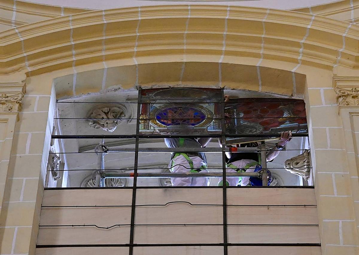 Imagen secundaria 1 - Las vidrieras vuelven como nuevas a la Catedral de Murcia: «La calima las había opacado»