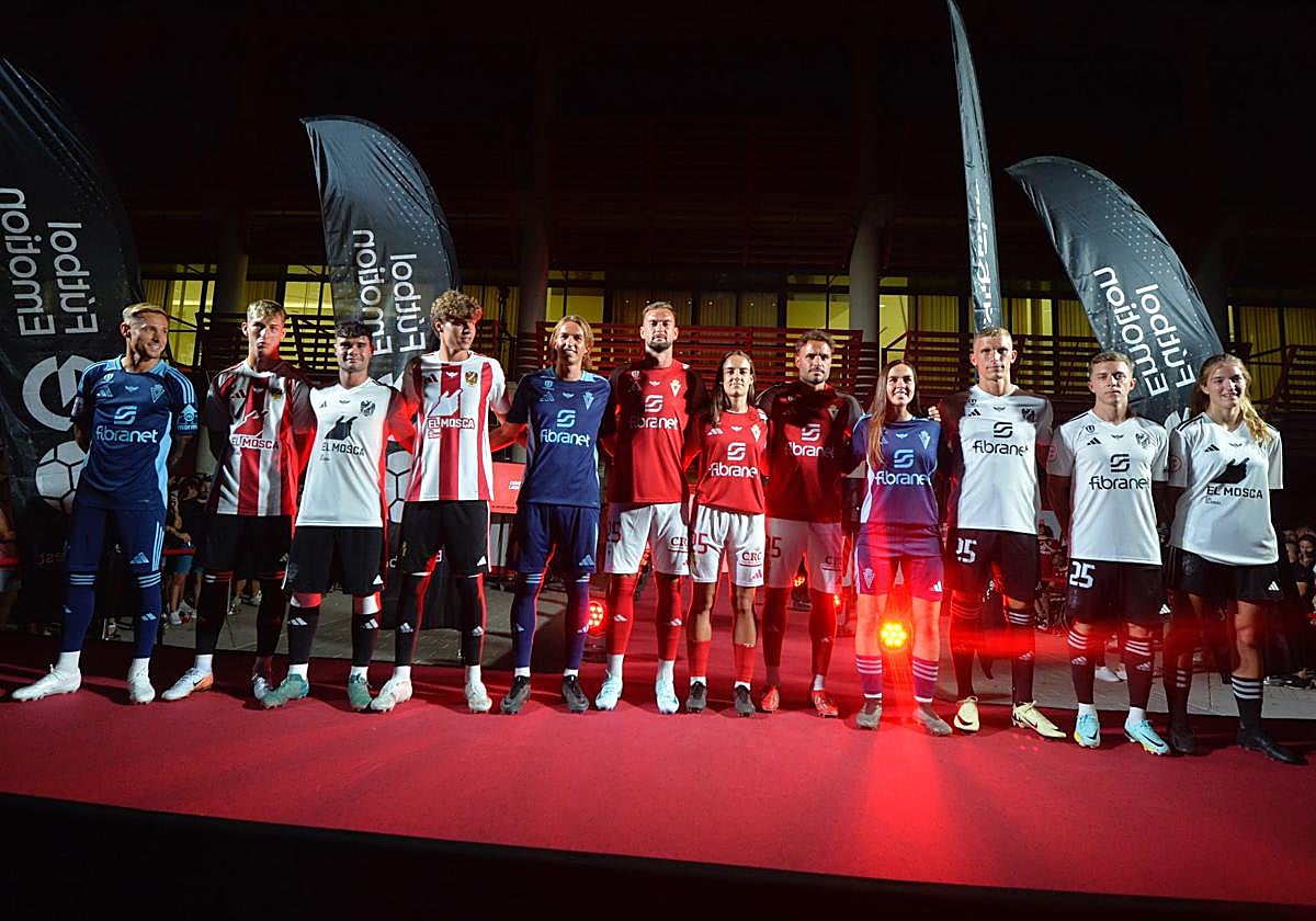 Un instante de la presentación de la equipación este miércoles.