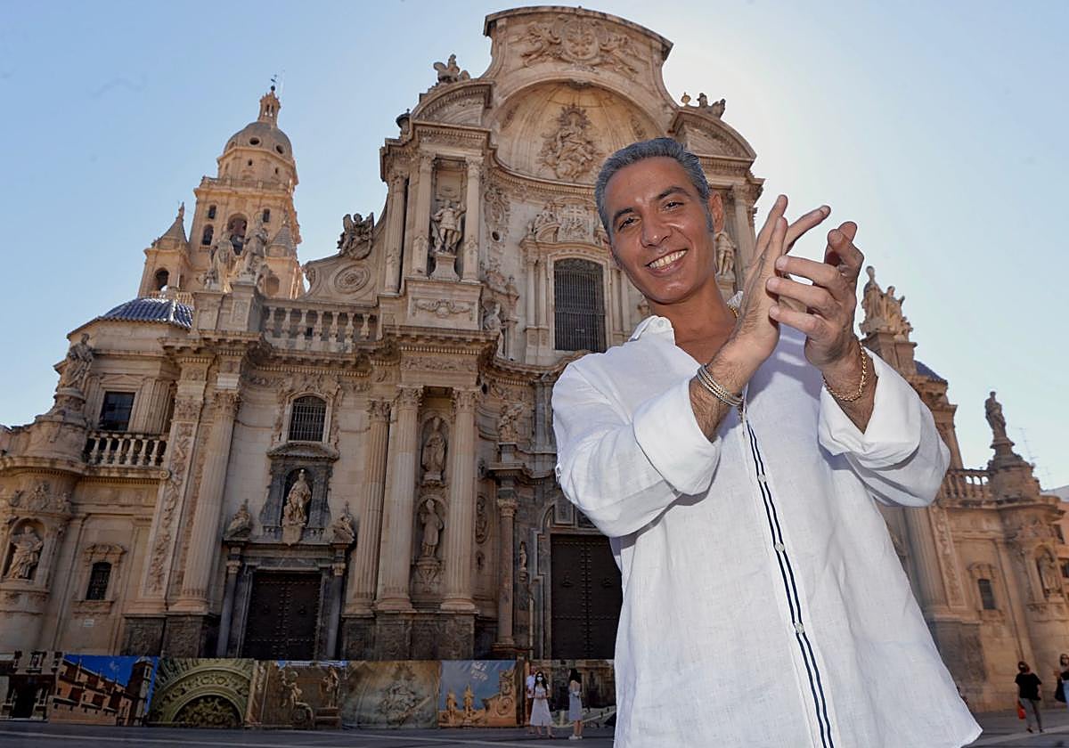 Pitingo retratado ante la fachada de la Catedral de Murcia en una visita en 2021.