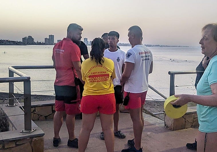 Socorristas y efectivos de Protección Civil en la playa donde se denunció la desaparición de la joven.