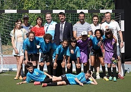Los protagonistas de 'Los futbolísimos y el misterio del tesoro pirata' con el director de la película Miguel Ángel Lamata.