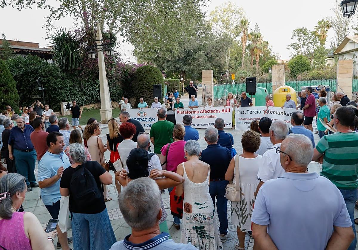 Concentración vecinal junto al paso a nivel, ayer.