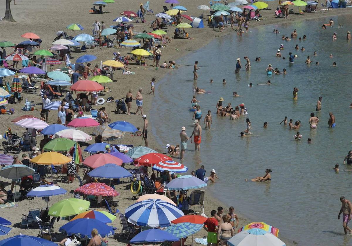 Bañistas en una playa de la Región de Murcia.