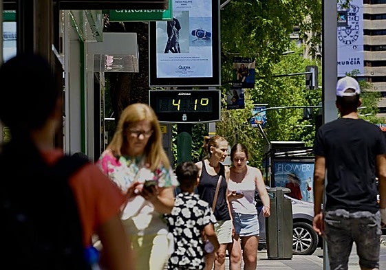 Peatones caminan por la Gran Vía de Murcia a más de 40 grados.