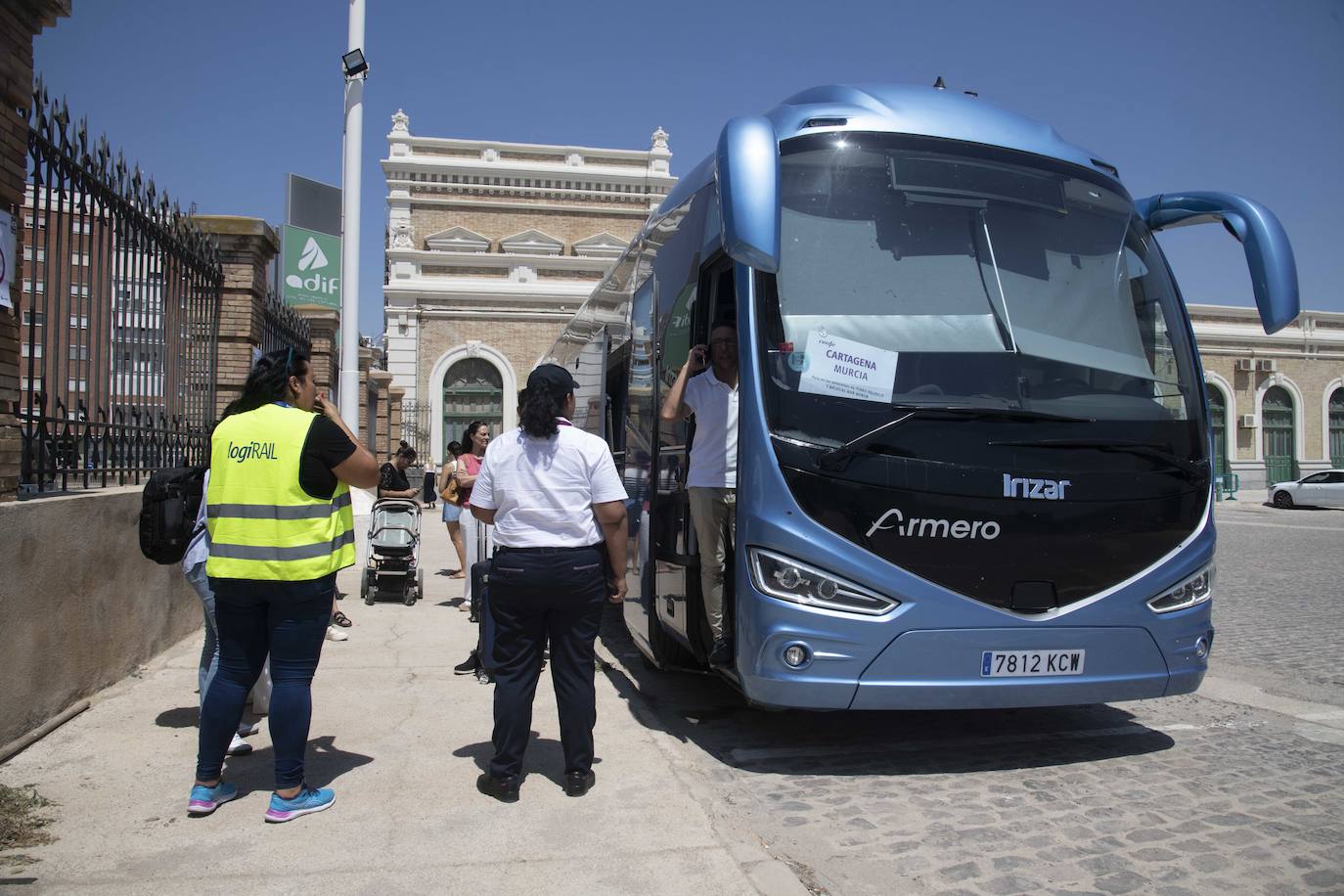 El traslado de viajeros entre Murcia y Cartagena por las obras del AVE, en imágenes
