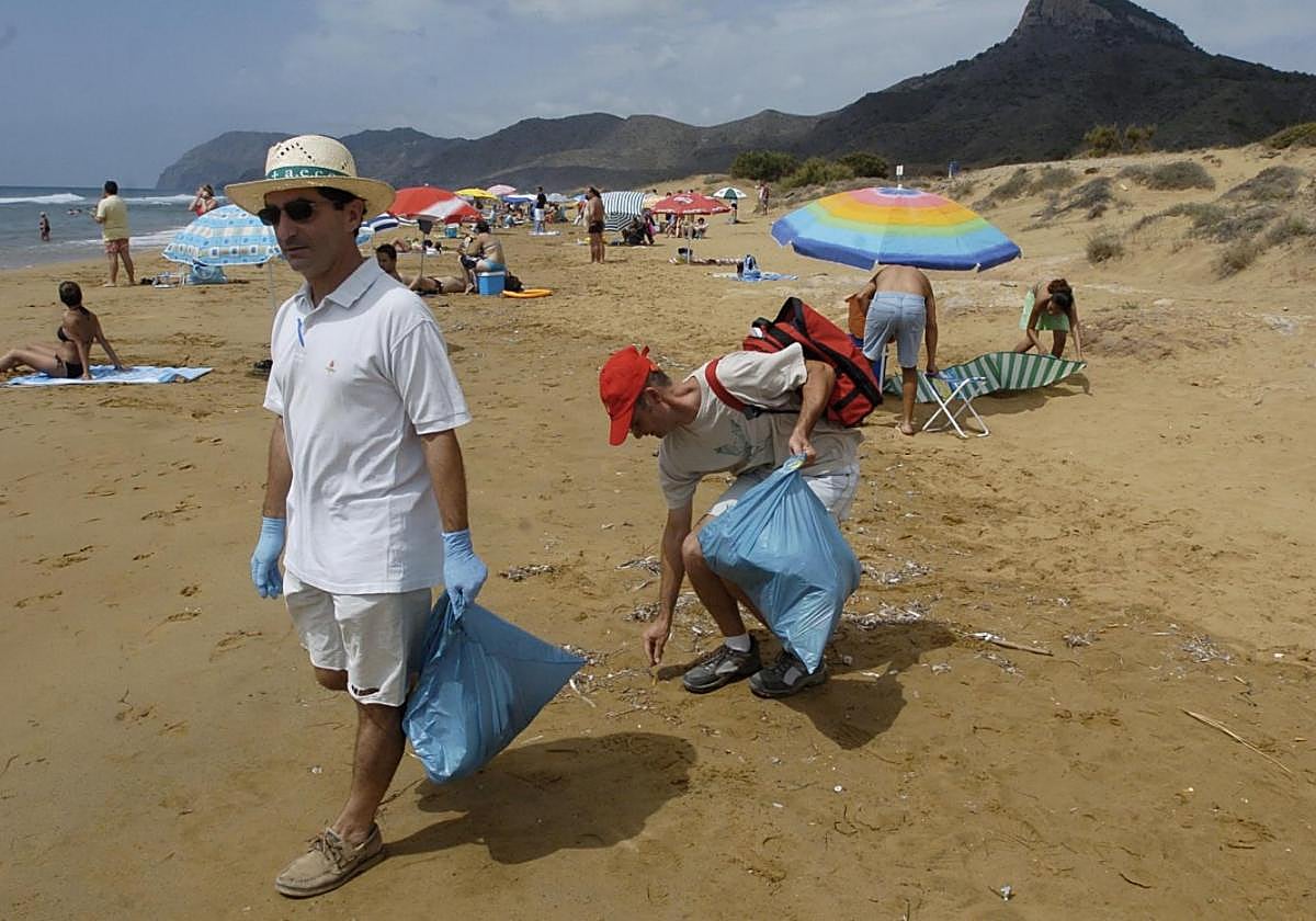 Voluntarios recogen basura en Calblanque, en una imagen de archivo.