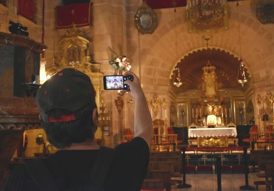 El autor hace una fotografía del altar del Santuario de la Vera Cruz.