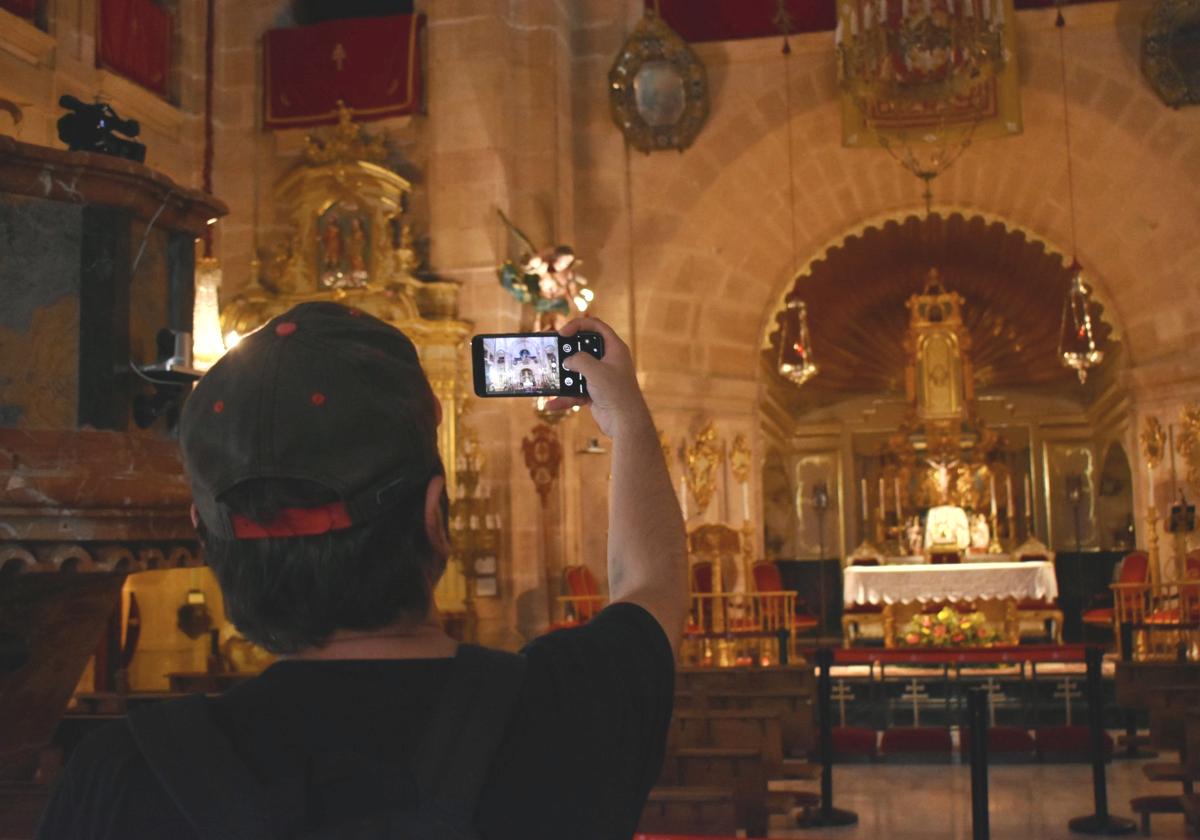 El autor hace una fotografía del altar del Santuario de la Vera Cruz.