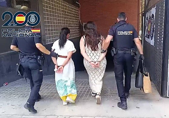 Las dos presuntas autoras en el momento de la detención.