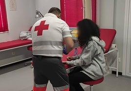 Un voluntario de Cruz Roja atiende a una mujer.