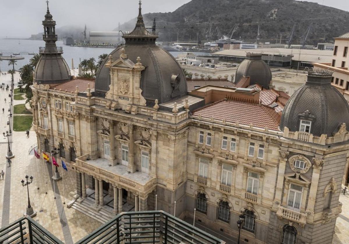 El Palacio Consistorial, en una fotografía realizada desde la terraza de uno de los edificios que hay ubicados enfrente.