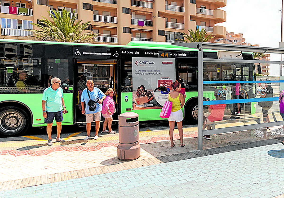 Usuarios del transporte público suben y bajan de un autobús.