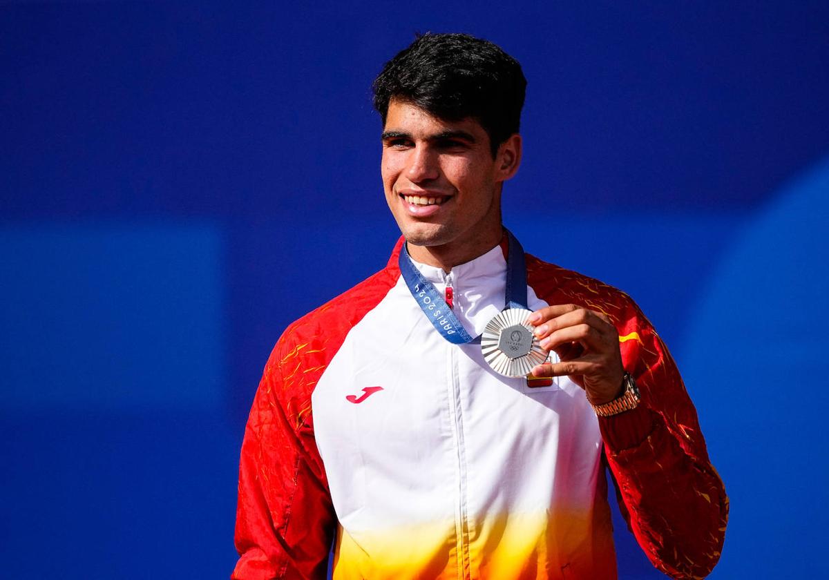 Un sonriente Carlos Alcaraz muestra la medalla de plata que ganó este domingo en París en su primera participación en unos Juegos Olímpicos.