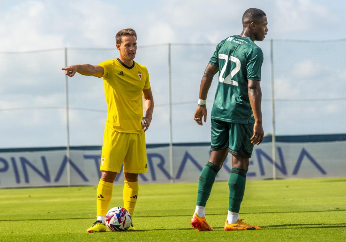 Pablo Larrea hace una indicación antes de poner en juego el balón en el amistoso ante el Millwall.