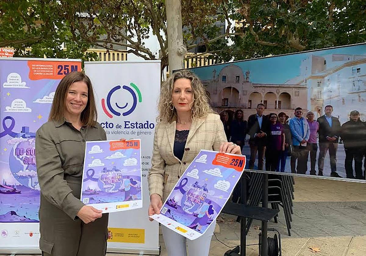 La concejala de la Mujer (d) y una técnico de su departamento presentan la programación para conmemorar el 25N.