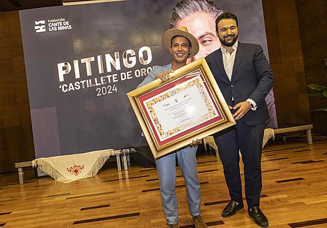 El cantaor Pitingo recibe el diploma del Castillete de Oro de manos del presidente de la Fundación Cante de las Minas, Joaquín Zapata.