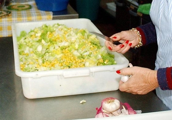 Una mujer prepara la cena en una imagen de archivo.