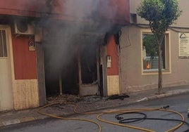 El incendio del taller de motos ya apagado.