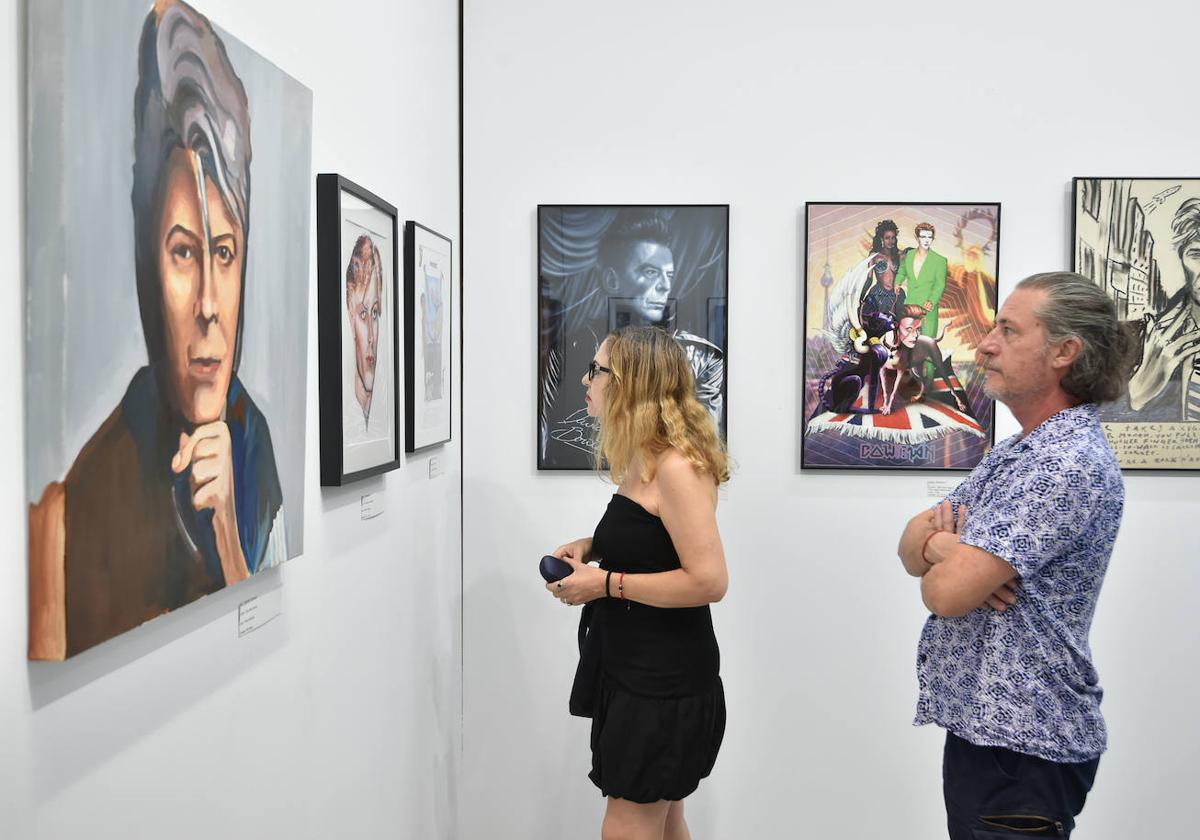 La exposición colectiva sobre David Bowie de San Pedro del Pinatar, en imágenes