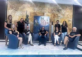 David Martínez -segundo por la izquierda, sentado-, con los componentes del Grupo de Teatro de San Javier.