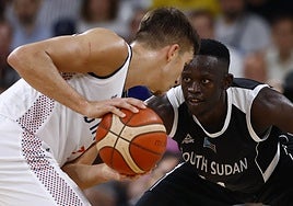 Defendiendo a Bogdanovic. Peter Jok, en el partido del pasado sábado ante Serbia.