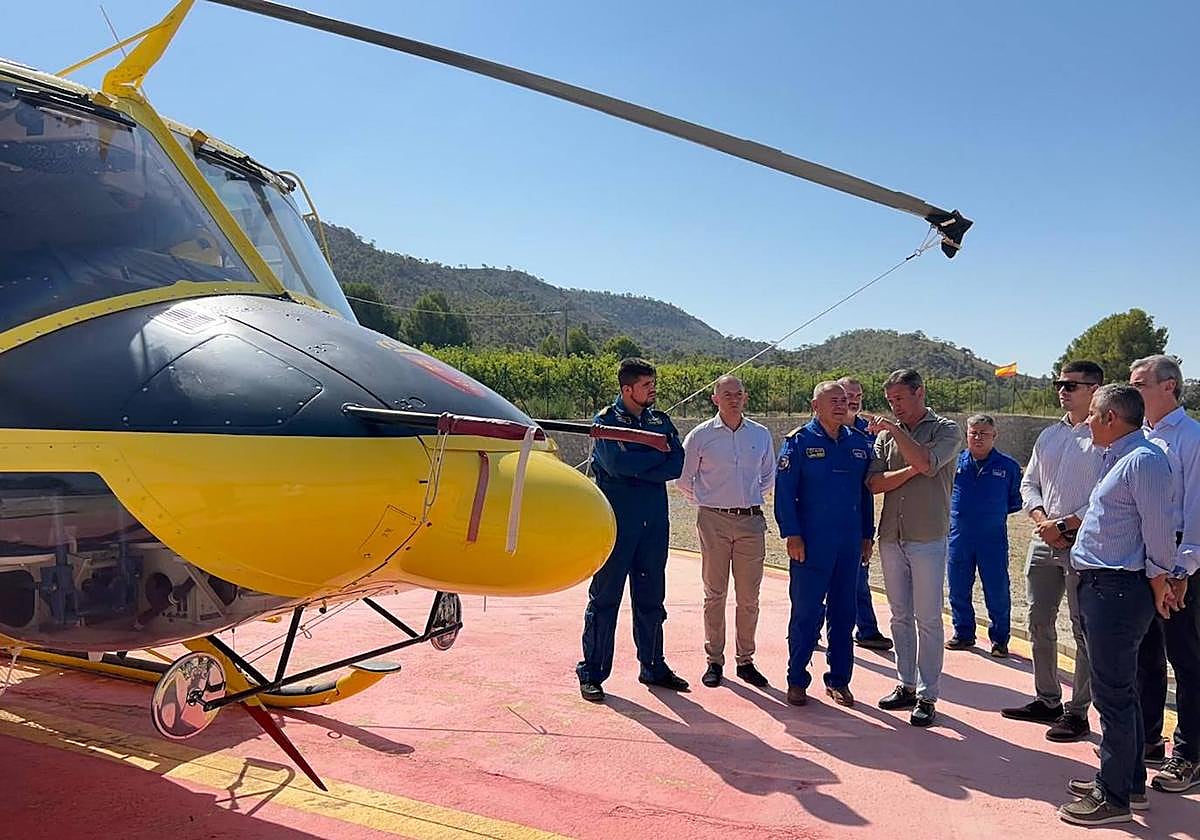 Visita del consejero de Presidencia, Portavocía, Acción Exterior y Emergencias, Marcos Ortuño, a la Base Helitransportada de La Pila.