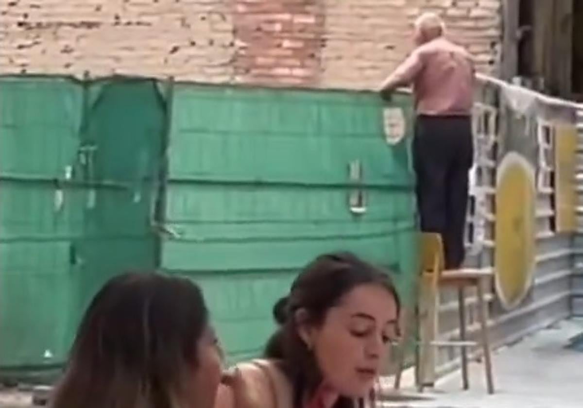 Un hombre, subido a un taburete, sigue una obra en Alfonso X El Sabio.