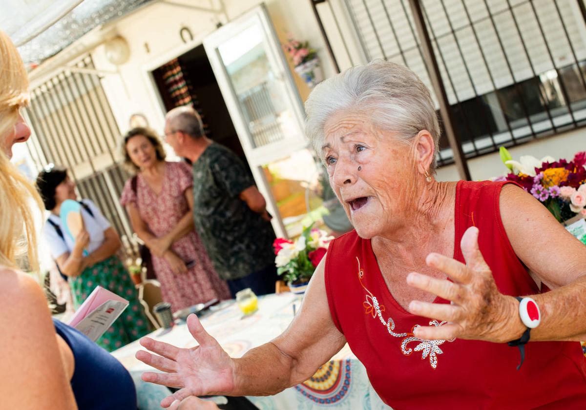 María Ignoto, vecina de La Arboleja de 83 años, saluda con la pulsera conectada del servicio de Teleasistencia a la concejala Pilar Torres.