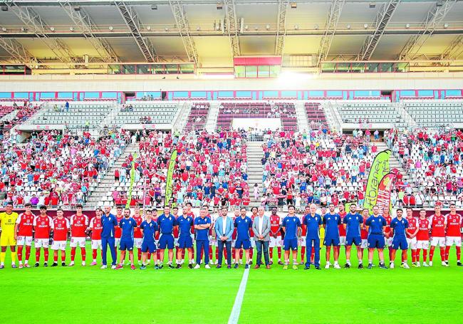 La plantilla del Real Murcia posa durante su presentación con la afición grana en el estadio Enrique Roca.