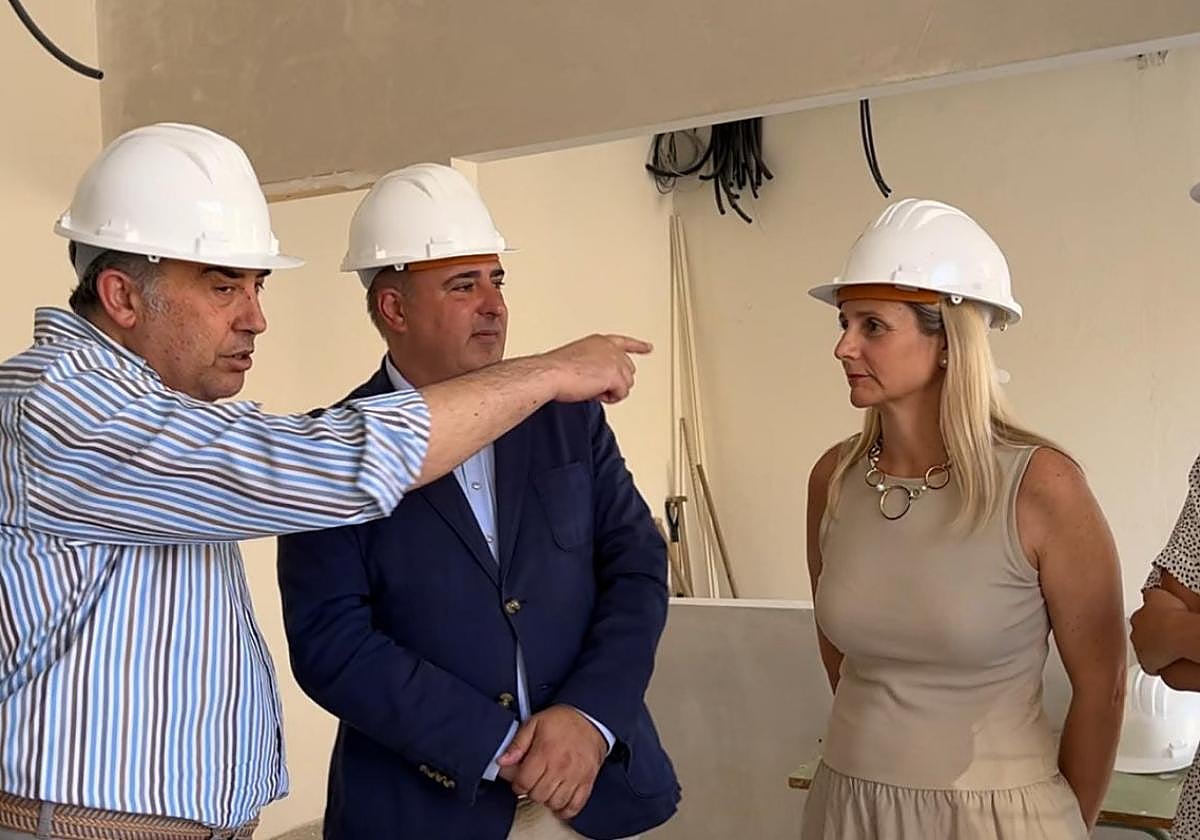 El concejal José Antonio Zafra explica los pormenores de la obra.