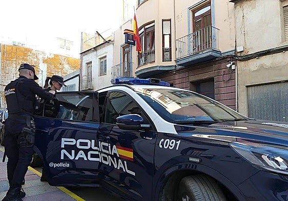 Agentes, frente a la comisaría de Alcantarilla.