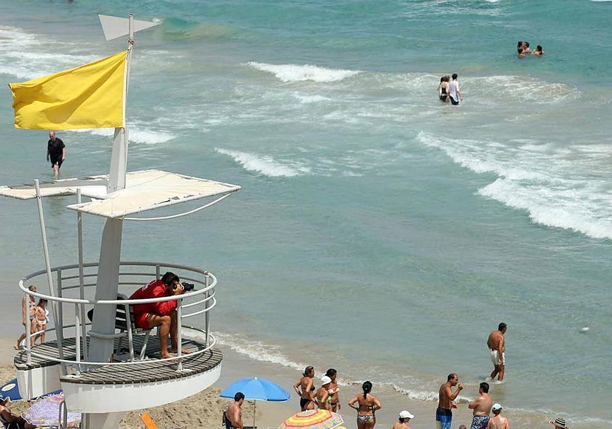 Una playa con bandera amarilla.