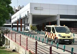 Una ambulancia sale del hospital Morales Meseguer de Murcia, en una imagen de archivo.