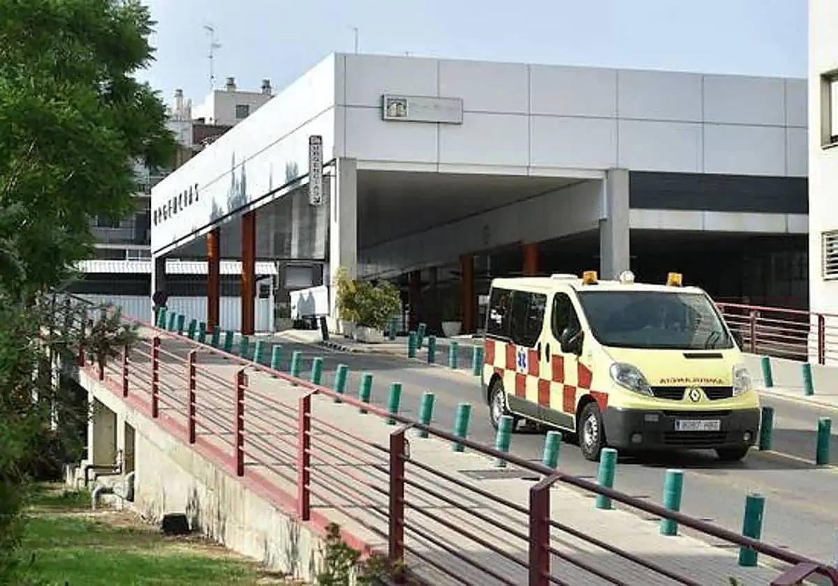 Una ambulancia sale del hospital Morales Meseguer de Murcia, en una imagen de archivo.