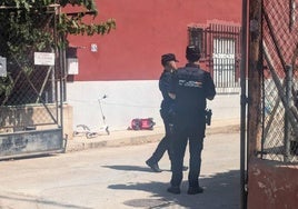 Agentes de la Policía Nacional, en la vivienda donde ocurrieron los hechos.