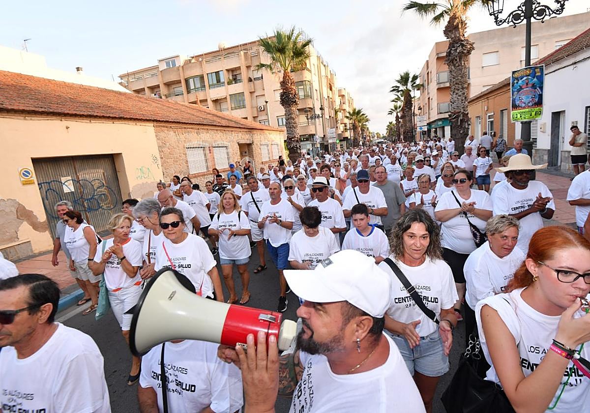 Vecinos y veraneantes se manifiestan de blanco, ayer en Los Alcázares, para pedir un servicio de Urgencias 24 horas.