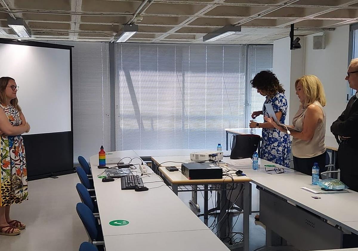 Victoria Artés durante la defensa de su tesis.