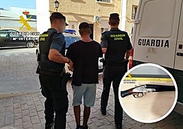 Uno de los detenidos por la Guardia Civil. En detalle, la escopeta utilizada.