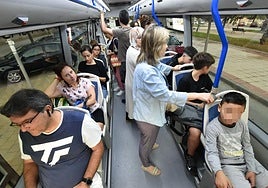 Pasajeros en el interior de un autobús 'colorao' de Murcia.