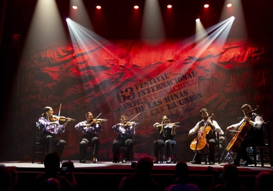 María Graci con taranta, minera y tangos, acompañada de otros dos violines, Abigail Barrero y Celia Vicente, Gloria Espada a la viola, Jorge Gil y Fernando Jurado a los violonchelos.