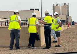 Un momento de la visita realizada por colectivos ciudadanos y técnicos responsables a la Edar MMS.