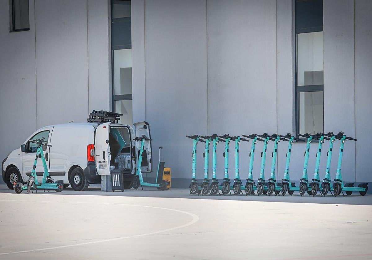 Patinetes en el Centro de Emergencias de Orihuela Costa.