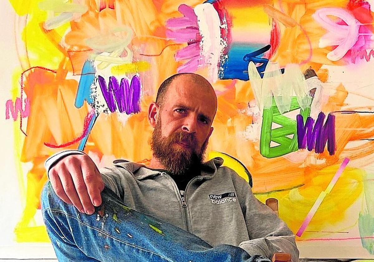 El pintor Lorenzo Martínez en su estudio de Águilas.