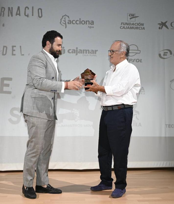 Imagen secundaria 2 - 1. María Lucas, hija de Paco Lucas, recibe el premio 'Asensio Sáez' que el festival entrega de manera póstuma al artista. 2. Alfonso Ibáñez, presidente de la Peña Flamenca de Jaén recibe el premio 'Rojo el Alpargatero'. 