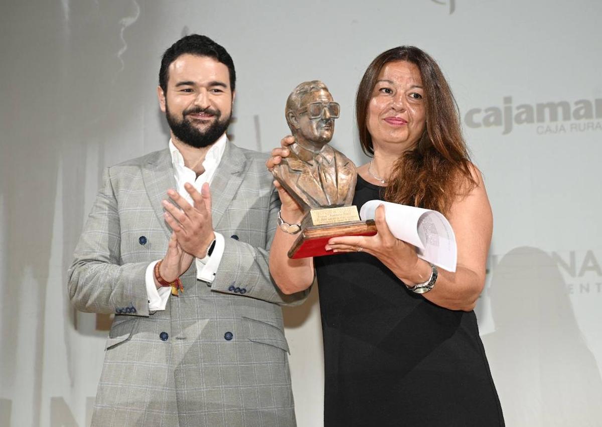 Imagen secundaria 1 - 1. María Lucas, hija de Paco Lucas, recibe el premio 'Asensio Sáez' que el festival entrega de manera póstuma al artista. 2. Alfonso Ibáñez, presidente de la Peña Flamenca de Jaén recibe el premio 'Rojo el Alpargatero'. 