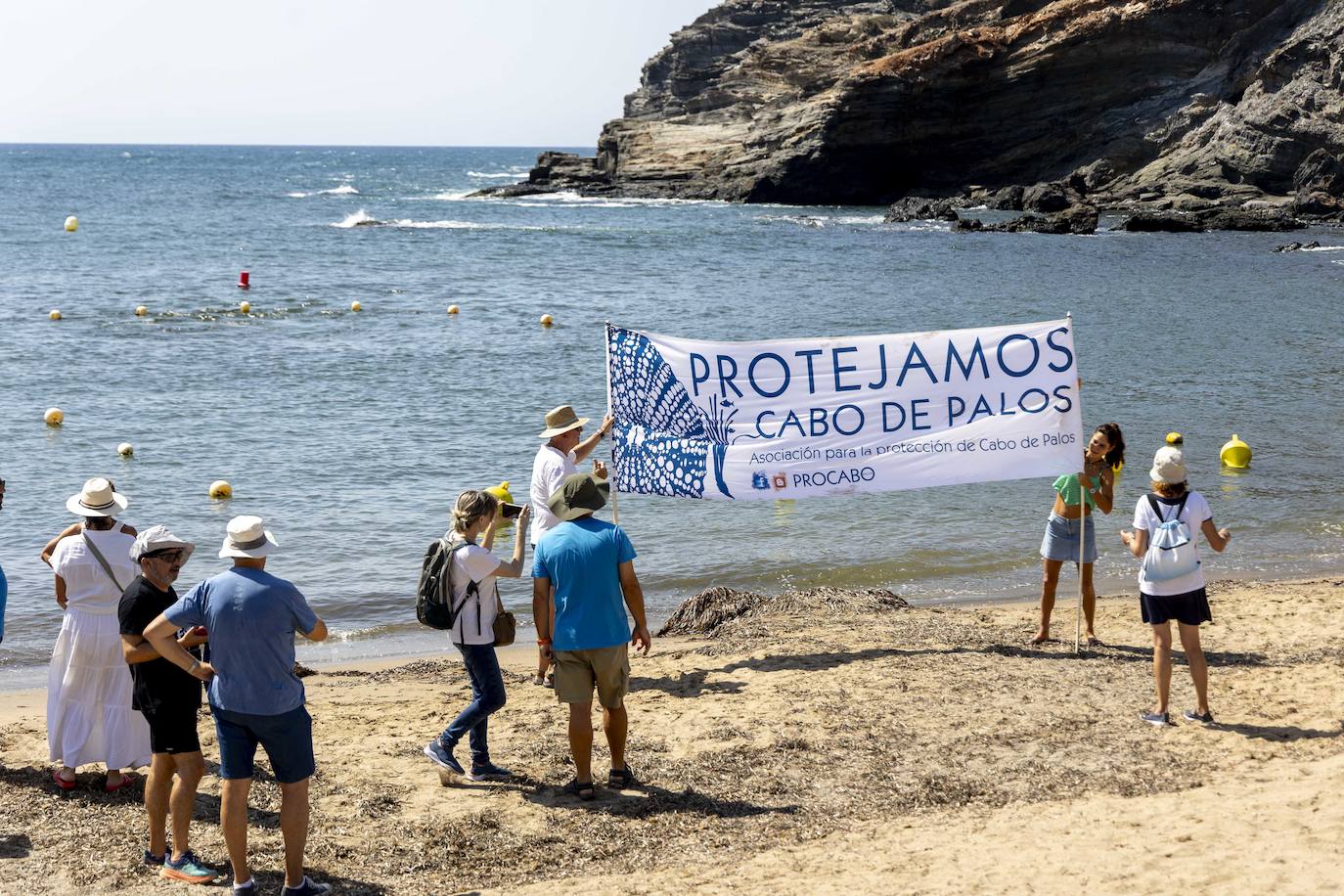 En imágenes, la cadena humana contra los vertidos de la depuradora a Cala Reona