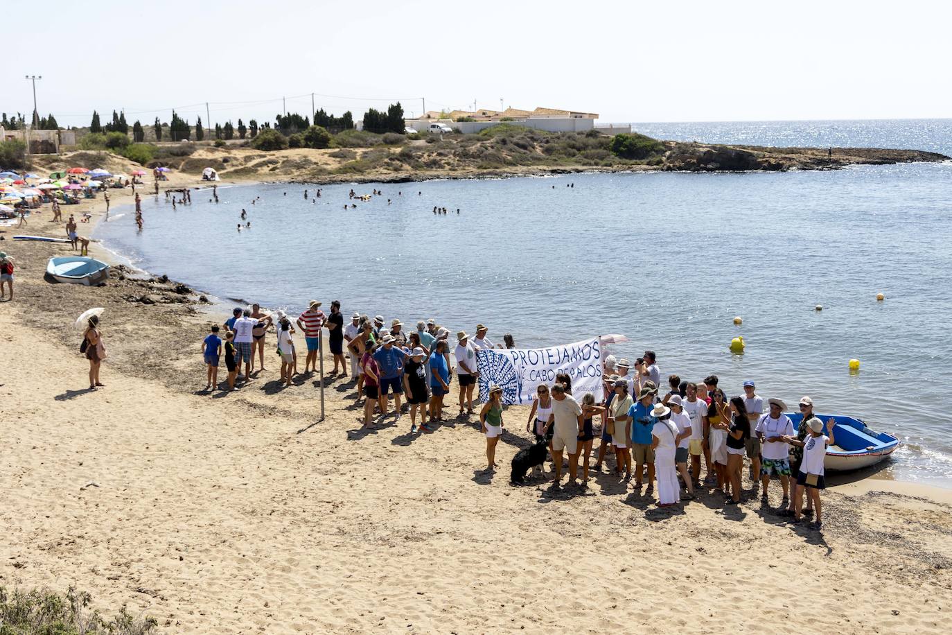 En imágenes, la cadena humana contra los vertidos de la depuradora a Cala Reona