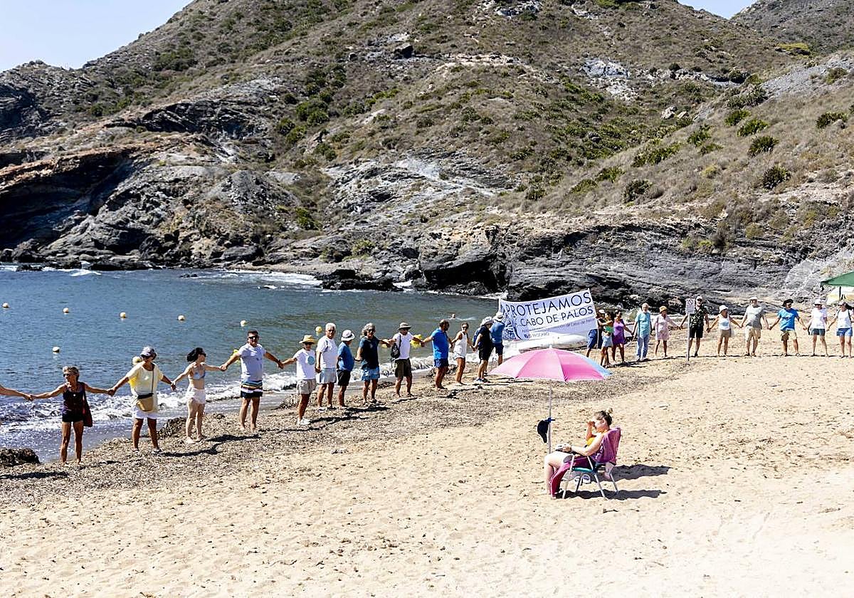 En imágenes, la cadena humana contra los vertidos de la depuradora a Cala Reona